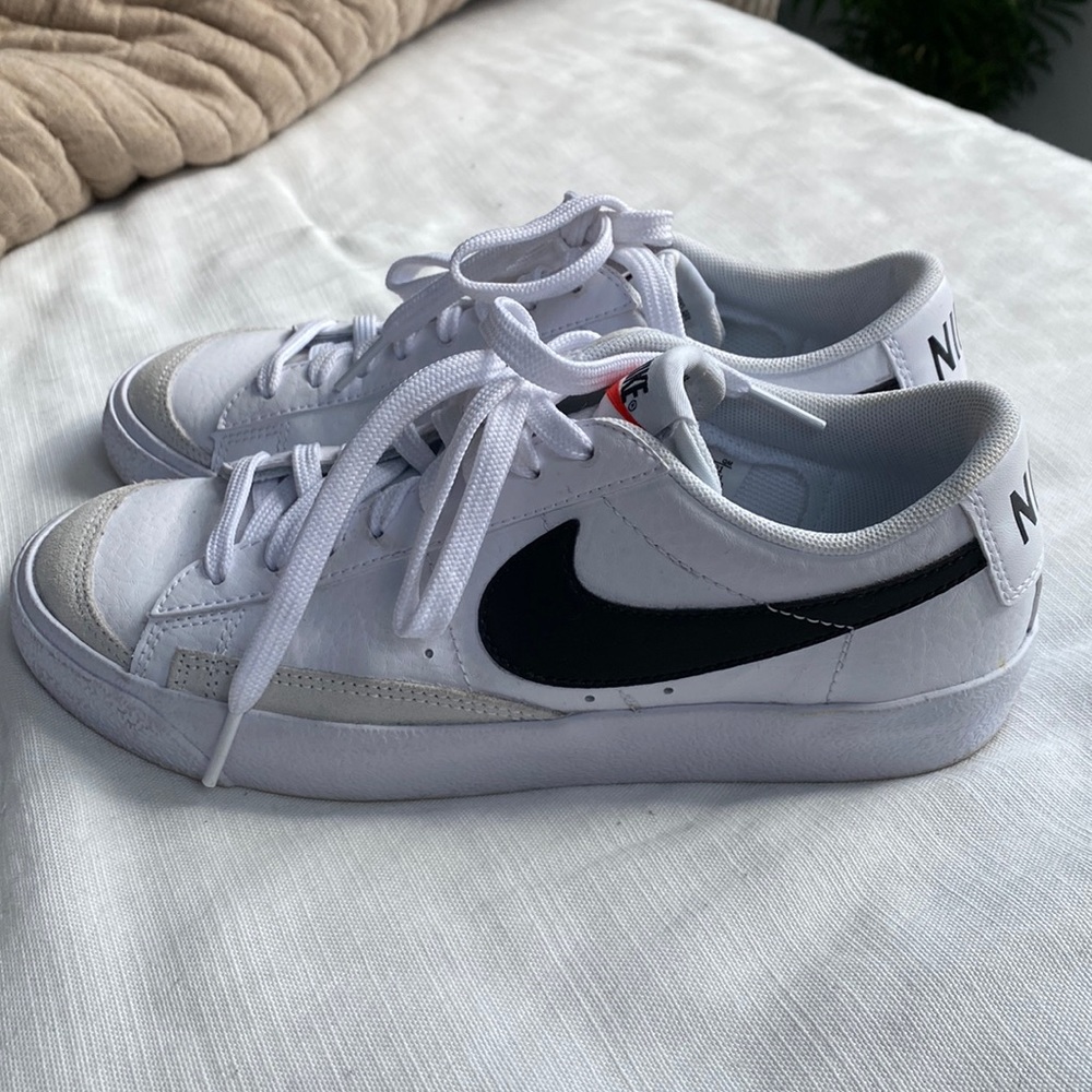 NIKE BLAZER LOW SNEAKERS